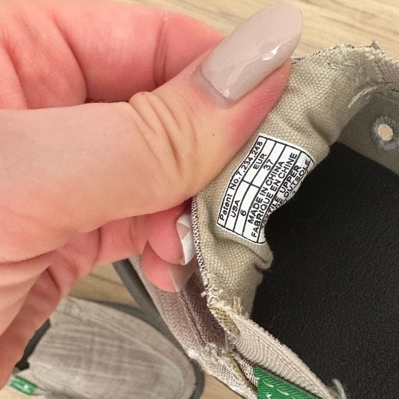 NEVER WORN- MEN SIZE 6 SANUKS - Picture 4 of 5